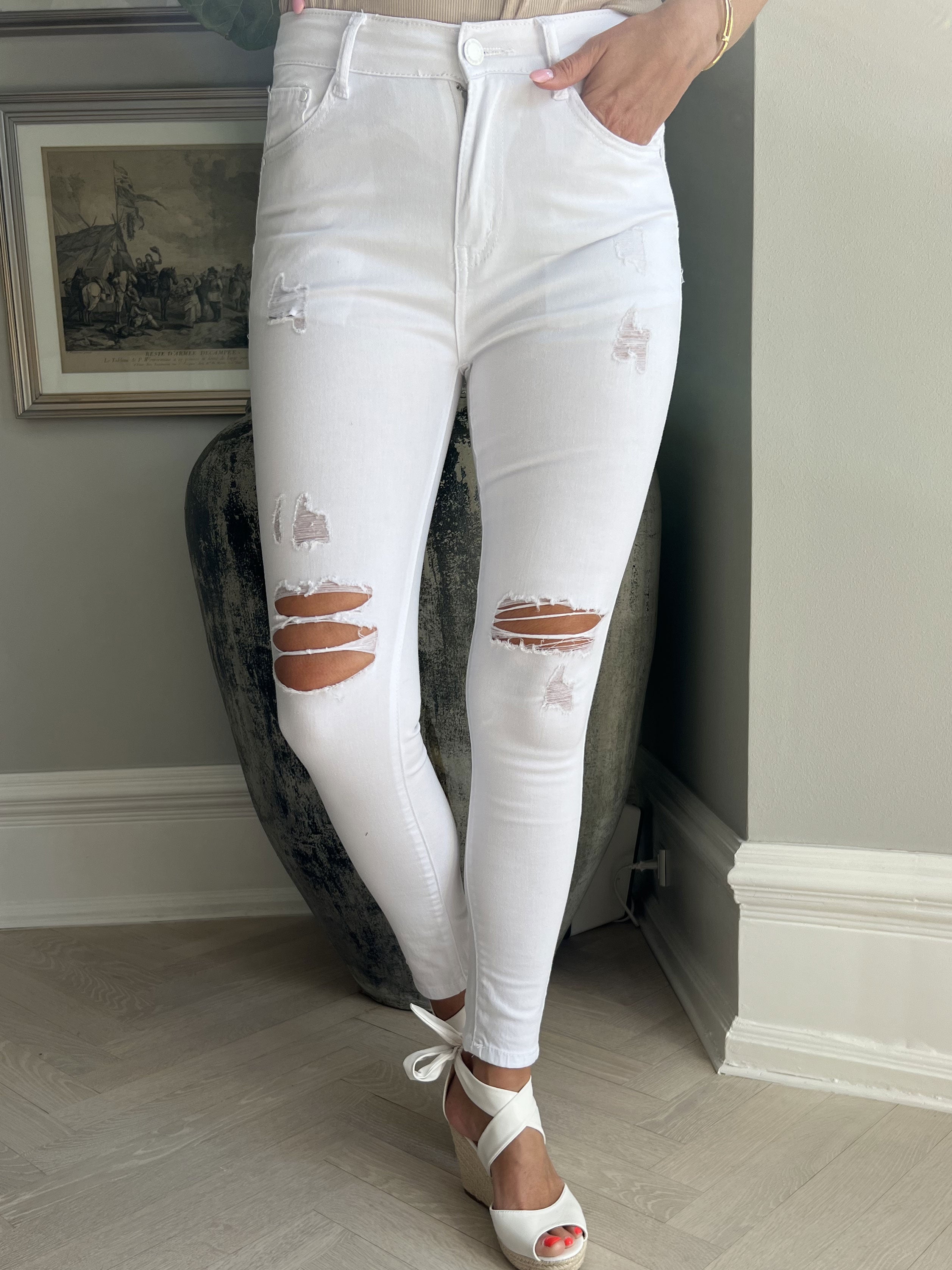 Rikke - Hvide jeans med slid